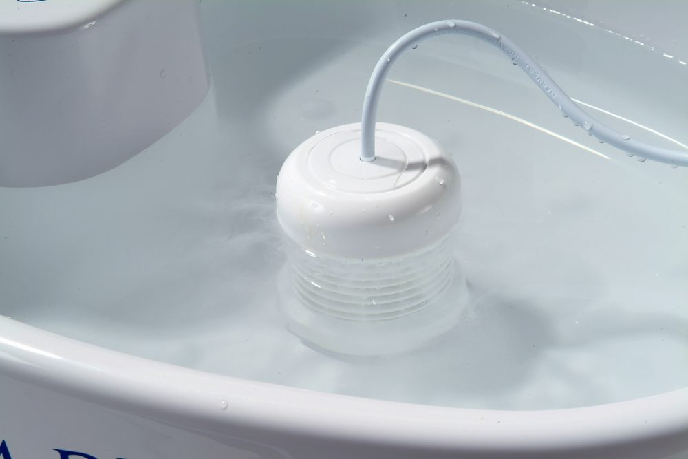 Dispositivo Aqua Detox immerso nell'acqua durante l'elettrolisi